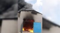 Kebakaran menghanguskan bangunan tempat pengolahan plastik di pergudangan Pantai Indah Dadap, Kosambi, Kabupaten Tangerang, Jumat 5 Agustus 2022.