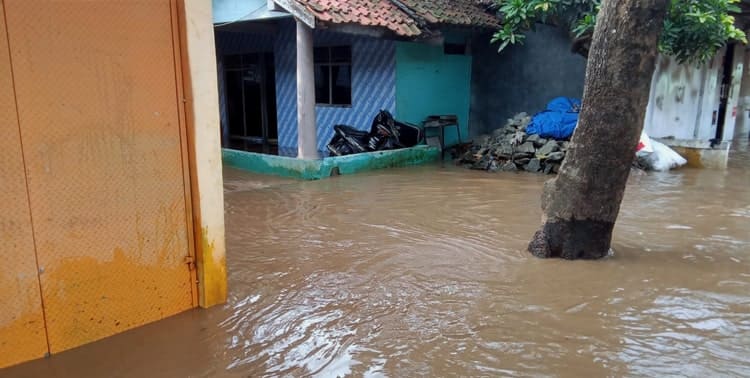 Banjir merendam pemukiman warga di Desa Tanjung Burung, Kecamatan Teluknaga, Sabtu 17 September 2022.
