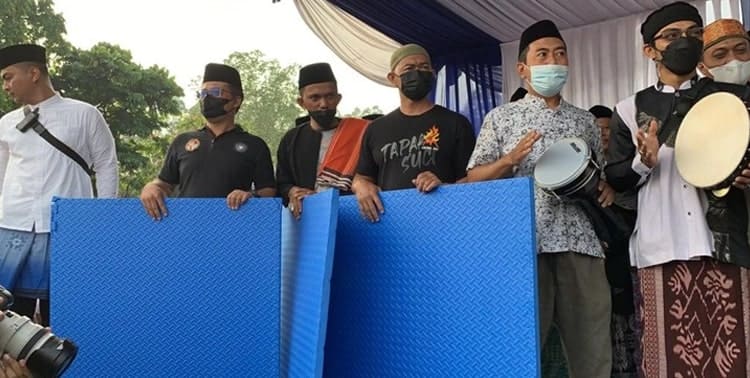 Pemerintah Kota Tangerang melalui Dinas Kebudayaan dan Pariwisata (Disbudpar) Kota Tangerang memberikan hibah peralatan kesenian dan matras kepada masyarakat.