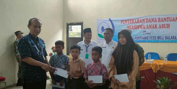 PT Charoen Pokphand Indonesia (CPI) Feed Meel Balaraja memberikan bantuan beasiswa kepada 70 siswa berprestasi di Kabupaten Tangerang, Rabu 28 September 2022.