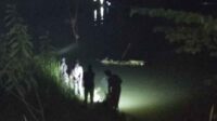 Tim SAR gabungan dibantu warga berhasil menemukan satu anak dari dua anak yang tenggelam di danau bekas galian di di Kampung Panongan Puncak, RT 03/01, Desa Panongan, Kecamatan Panongan, Kamis malam 15 September 2022.
