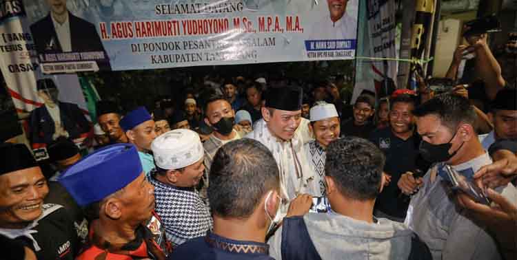 Ketua Umum Partai Demokrat H. Agus Harimurti Yudhoyono (AHY) disambut meriah lebih dari seribu santri dan warga masyarakat di Pondok Pesantren Moderen Assalam, Kemiri, Tangerang, Sabtu malam, 1 Oktober 2022.