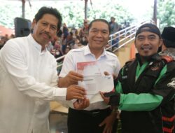 Pj Gubernur Banten Salurkan BLT Kepada Ribuan Ojol