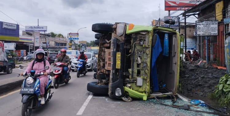 Truk Terguling di Jalan Raya Bitung, Lalulintas Macet