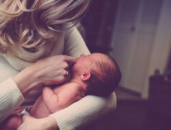 5 Cara Menggendong Bayi Baru Lahir