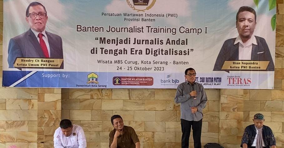 Ketua Umum PWI Pusat Hendry CH Bangun menyampaikan sejumlah problematika jurnalisme di era digital, Selasa, 24 Oktober 2023.