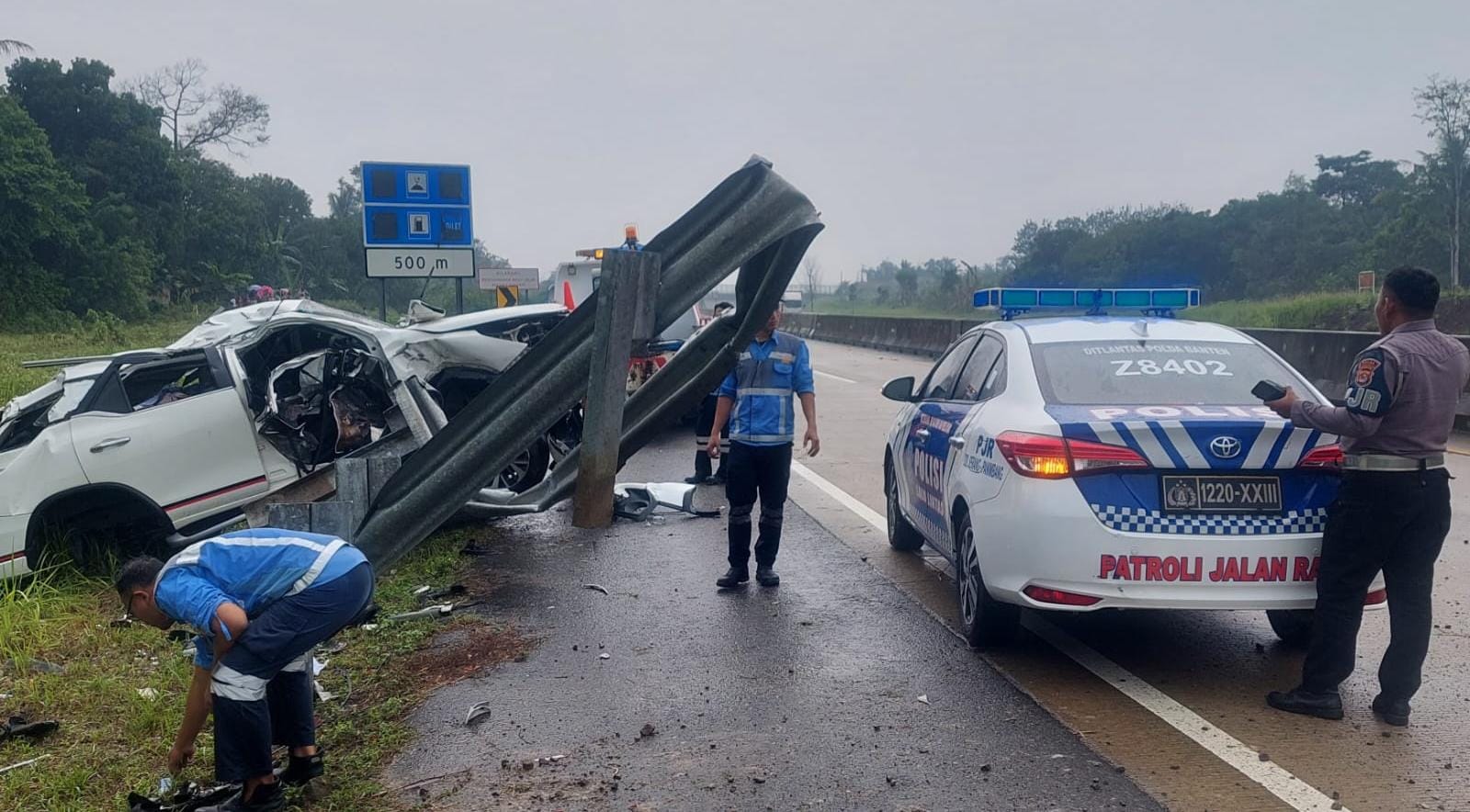 Ngebut saat Hujan di Tol Serang - Panimbang, Fortuner Oleng Lalu Tabrak Pembatas Jalan