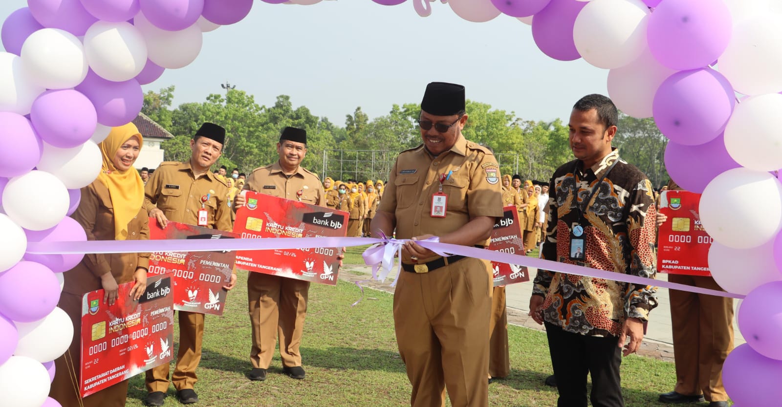 Pemerintah Kabupaten (Pemkab) Tangerang meluncurkan Kartu Kredit Pemerintah Daerah (KKPD) bekerja sama dengan Bank Jabar dan Banten (BJB), Senin, 13 November 2023