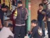 Sekelompok warga menggerebek warung sembako yang diduga menjual obat-obatan terlarang di Jalan Raya Serpong, Muncul, Setu, Kota Tangerang Selatan (Tangsel).