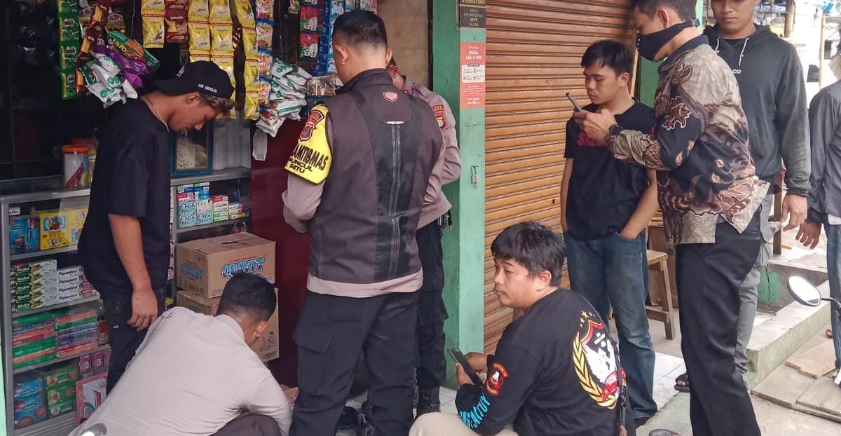 Sekelompok warga menggerebek warung sembako yang diduga menjual obat-obatan terlarang di Jalan Raya Serpong, Muncul, Setu, Kota Tangerang Selatan (Tangsel).