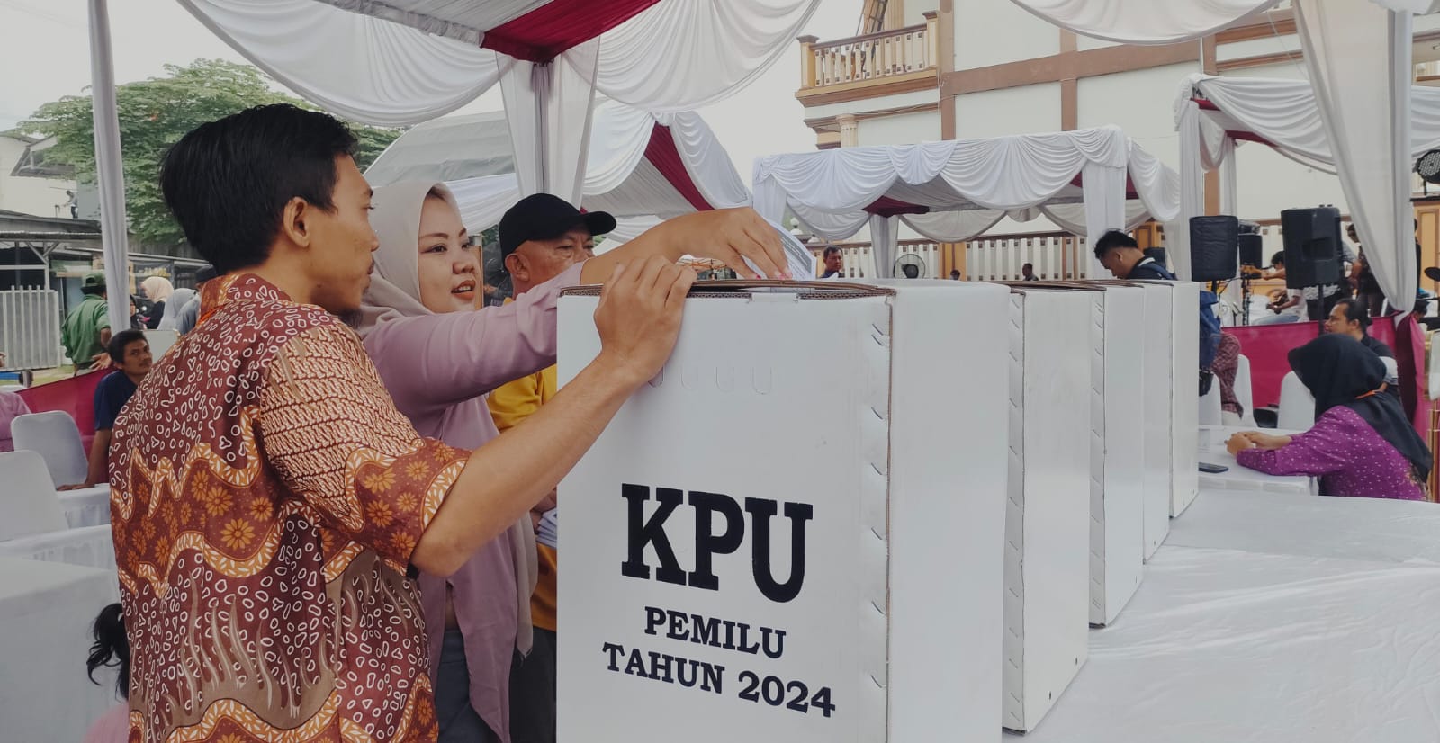 Pemilu adalah momen penting dalam kehidupan demokrasi sebuah negara. Melalui pemilihan umum, kita sebagai rakyat memiliki hak untuk memilih pemimpin dan wakil-wakil yang akan mewakili kepentingan kita di tingkat pemerintahan.