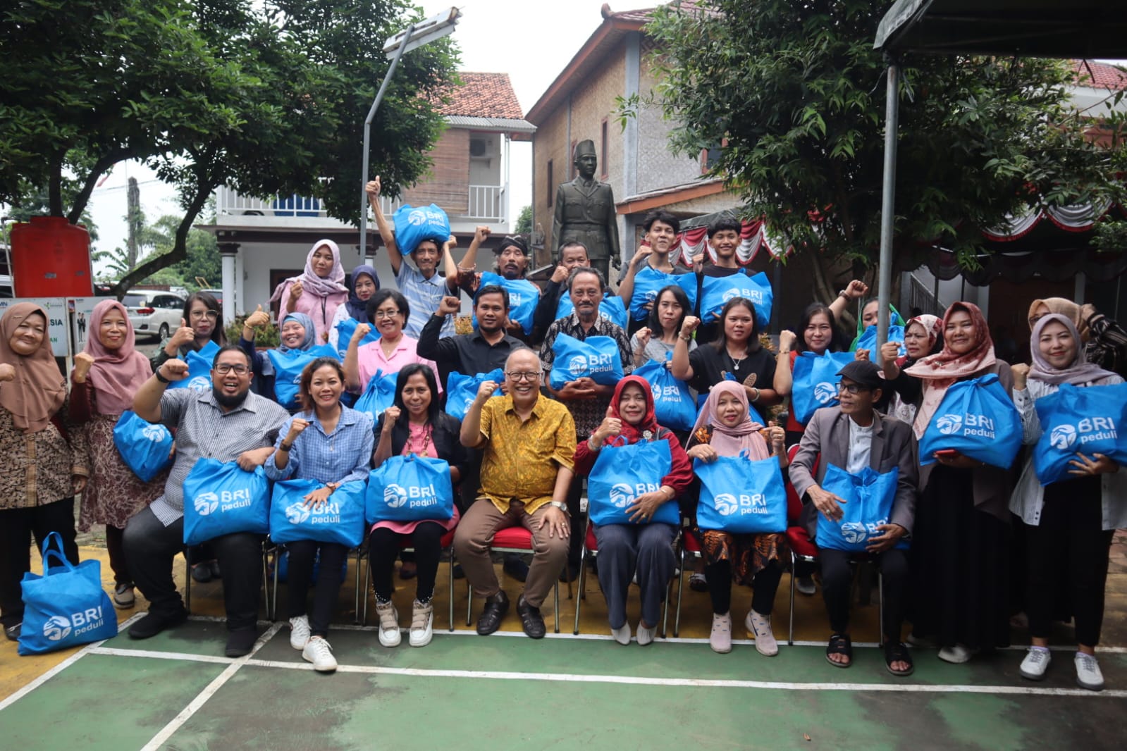 BRI Peduli Kembali Distribusikan Bantuan Sembako di Tangerang