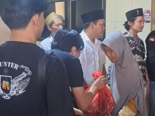 Hunter Cafe, sebuah usaha kuliner yang berlokasi di Samanea Kuliner Junction, melaksanakan kegiatan bakti sosial dengan membagikan paket sembako kepada masyarakat di Kampung Sabrang Cibadak RT.002 RW 004, Desa Pasir Gadung, Kecamatan Cikupa, Kabupaten Tangerang pada Senin, 26 Agustus 2024.