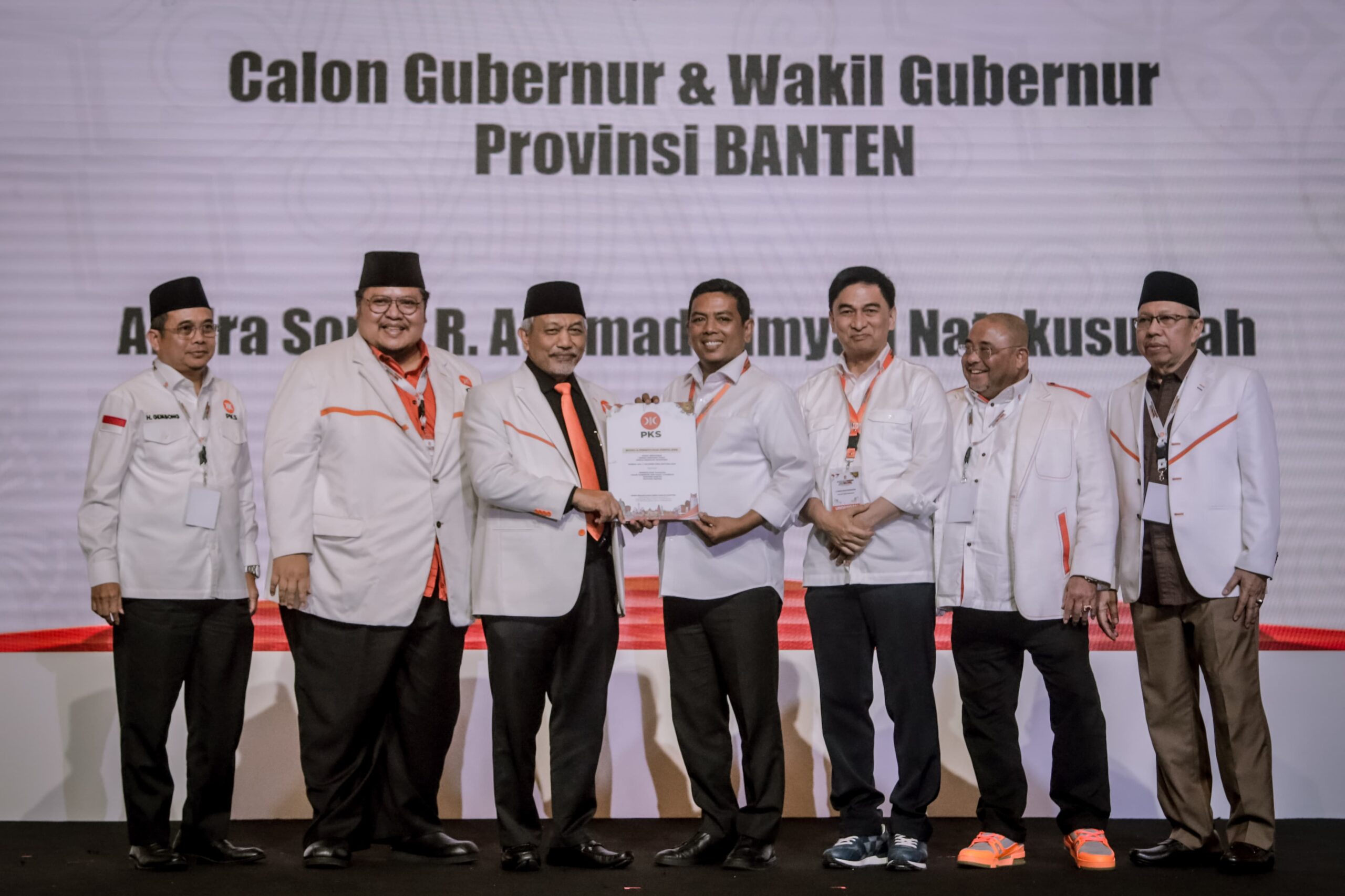 Bakal Calon Gubernur Banten Andra Soni dan Wakil Dimyati Terima Dokumen B-1 KWK PKS