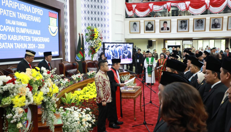 Gedung DPRD Kabupaten Tangerang menjadi saksi bisu pelantikan 55 anggota dewan terpilih periode 2024-2029 pada Jumat, 23 Agustus 2024. Suasana khidmat menyelimuti ruangan, menandai dimulainya babak baru bagi parlemen daerah tersebut.