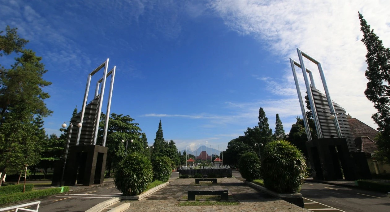 Lebih dari 1000 akademisi Universitas Gadjah Mada, terdiri dari para dosen dan tenaga kependidikan (tendik), menyampaikan pernyataan sikap dan keprihatinan atas kondisi darurat demokrasi di Indonesia.