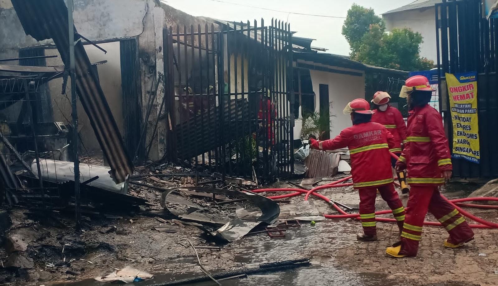 Diduga Korsleting Listrik, Toko Percetakan di Kedaung Hangus Terbakar