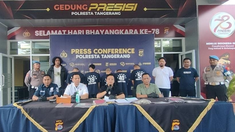 Polresta Tangerang menangkap lima anggota sindikat pencurian kendaraan bermotor, terdiri dari empat penadah dan satu pelaku pencurian. Penangkapan dilakukan setelah polisi menggagalkan upaya pengiriman empat motor curian ke Sumatera. Para tersangka dikenakan pasal pencurian dan penadahan dengan ancaman hukuman penjara
