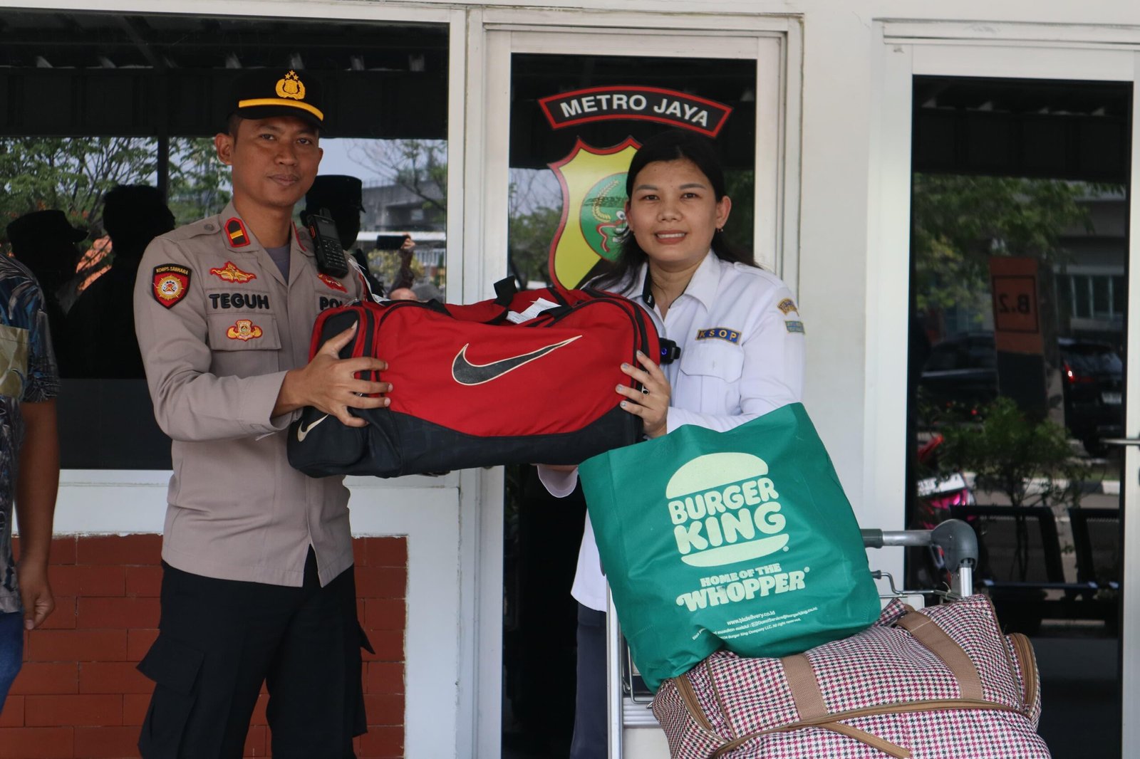 "Seorang pengguna jasa penerbangan di Bandara Soekarno-Hatta mengucapkan terima kasih kepada Polresta Bandara Soetta setelah barang hilangnya berhasil ditemukan dan dikembalikan. Kapolsubsektor Terminal I menjelaskan proses penemuan dan pengembalian barang, serta mengimbau penumpang untuk lebih berhati-hati menjaga barang bawaannya