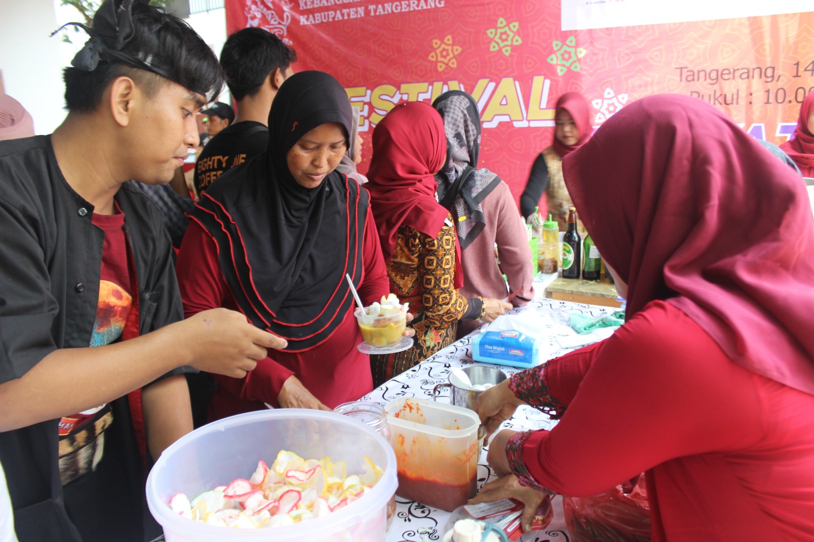 Ribuan pengunjung menghadiri Festival Rakyat Tangerang 2024 yang diselenggarakan di Padepokan Kebangsaan Karang Tumaritis, Sabtu, 14 September 2024.