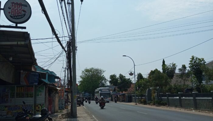 Tiang pada ruas pelebaran jalan Ayip Usman