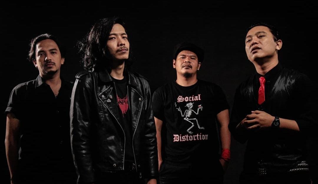 Temukan bagaimana MCPR, band punk rock yang dikenal dari Solo, mengangkat isu kemanusiaan dan perdamaian dalam musik mereka. Dari awal yang sederhana hingga menjadi band yang diperhitungkan, baca selengkapnya!