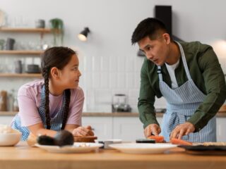 Mengajarkan tanggung jawab kepada anak adalah salah satu aspek penting dalam pendidikan dan pengasuhan