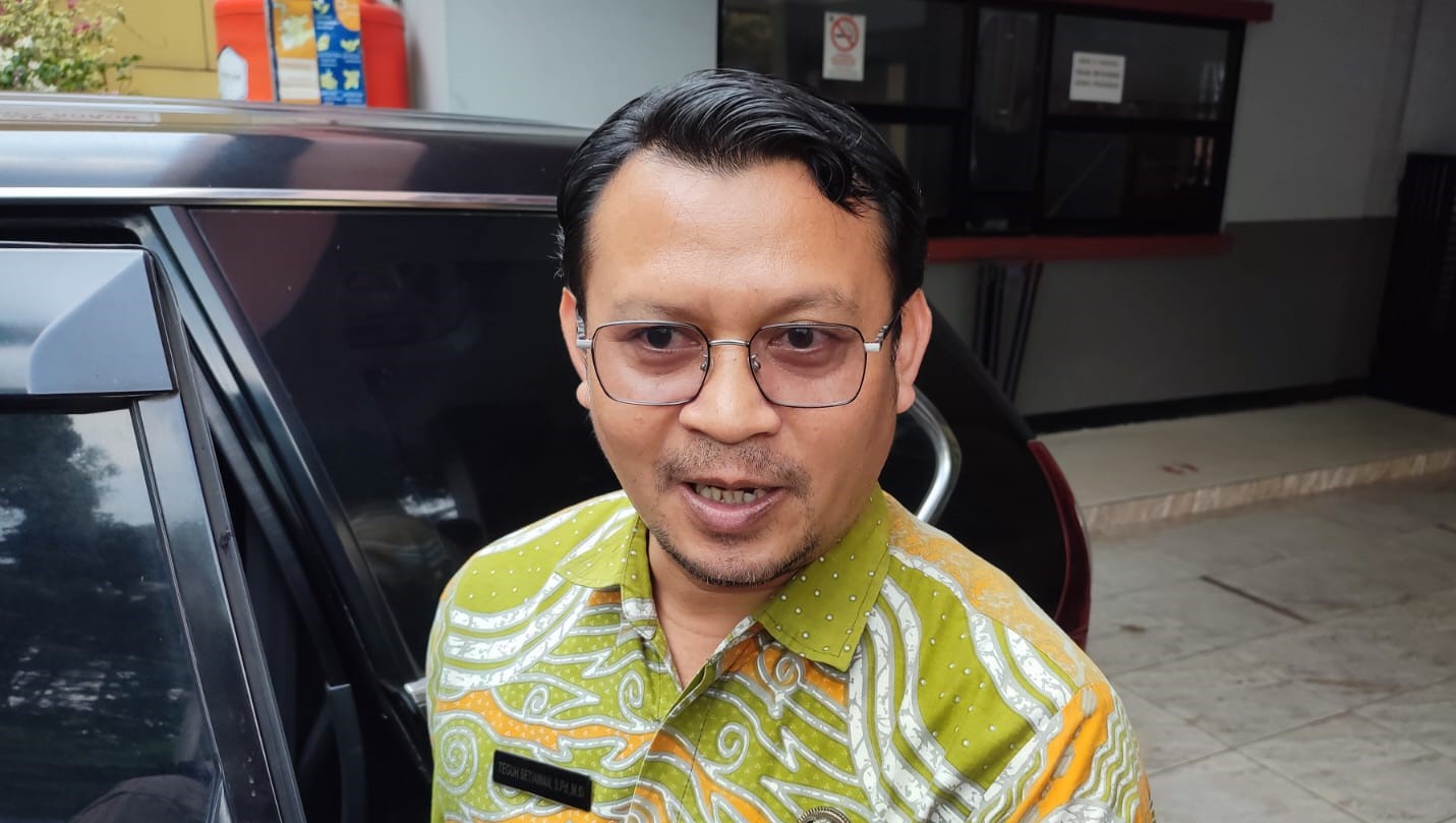 Kepala Kantor Cabang Dinas (KCD) Pendidikan dan Kebudayaan Provinsi Banten untuk wilayah Tangerang dan Tangerang Selatan, Teguh Setiawan, menyatakan bahwa pihaknya akan mengambil tindakan tegas terhadap oknum guru yang terlibat dalam insiden melempar gunting kepada salah satu siswa.