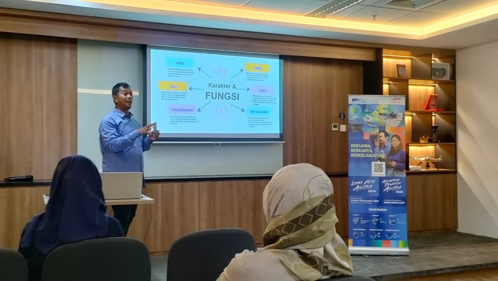 Kolaborasi IIJ, Astra, dan UMN dalam seminar multimedia reporting. Pelatihan dari narasumber inspiratif, termasuk Rengkuh Banyu Mahandaru, dan tingkatkan kualitas jurnalisme di Indonesia!