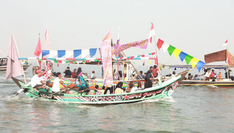 Festival Pesisir di Pantai Tanjung Pasir, Kecamatan Teluk Naga, beralih dari suasana ceria menjadi duka setelah seorang nelayan bernama Ucat dilaporkan meninggal dunia di laut akibat insiden perebutan sesajen pada Minggu, 6 Oktober 2024.