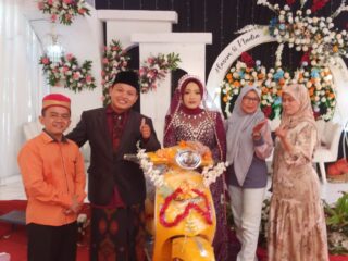 Pengantin baru di Tangerang, Hasim dan Nadia, menarik perhatian dengan saserahan unik berupa motor listrik yang dipajang di pelaminan. Dalam resepsi pernikahan mereka, Hasim menjelaskan alasan di balik hadiah ini: untuk menghemat pengeluaran dan memberikan manfaat bagi keluarga. Simak cerita lengkapnya tentang inovasi dan harapan masyarakat terhadap motor listrik!