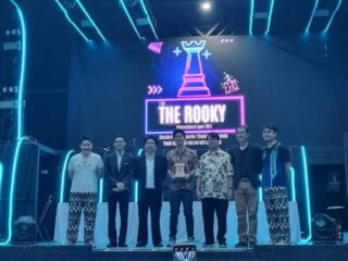 Jonathan Anthony, atlet catur asal Kabupaten Tangerang, berhasil meraih juara 1 di The Rooky Internasional Open 2024 di Bangkok. Dengan prestasi ini, ia mengharumkan nama Indonesia di kancah internasional, mengalahkan 24 pecatur dari berbagai negara. Dukungan keluarga dan persiapan serius menjadi kunci keberhasilannya. Ketua Percasi Kabupaten Tangerang, Hendra, menyatakan bahwa prestasi ini akan memotivasi atlet muda untuk terus berlatih dan berprestasi di tingkat internasional.