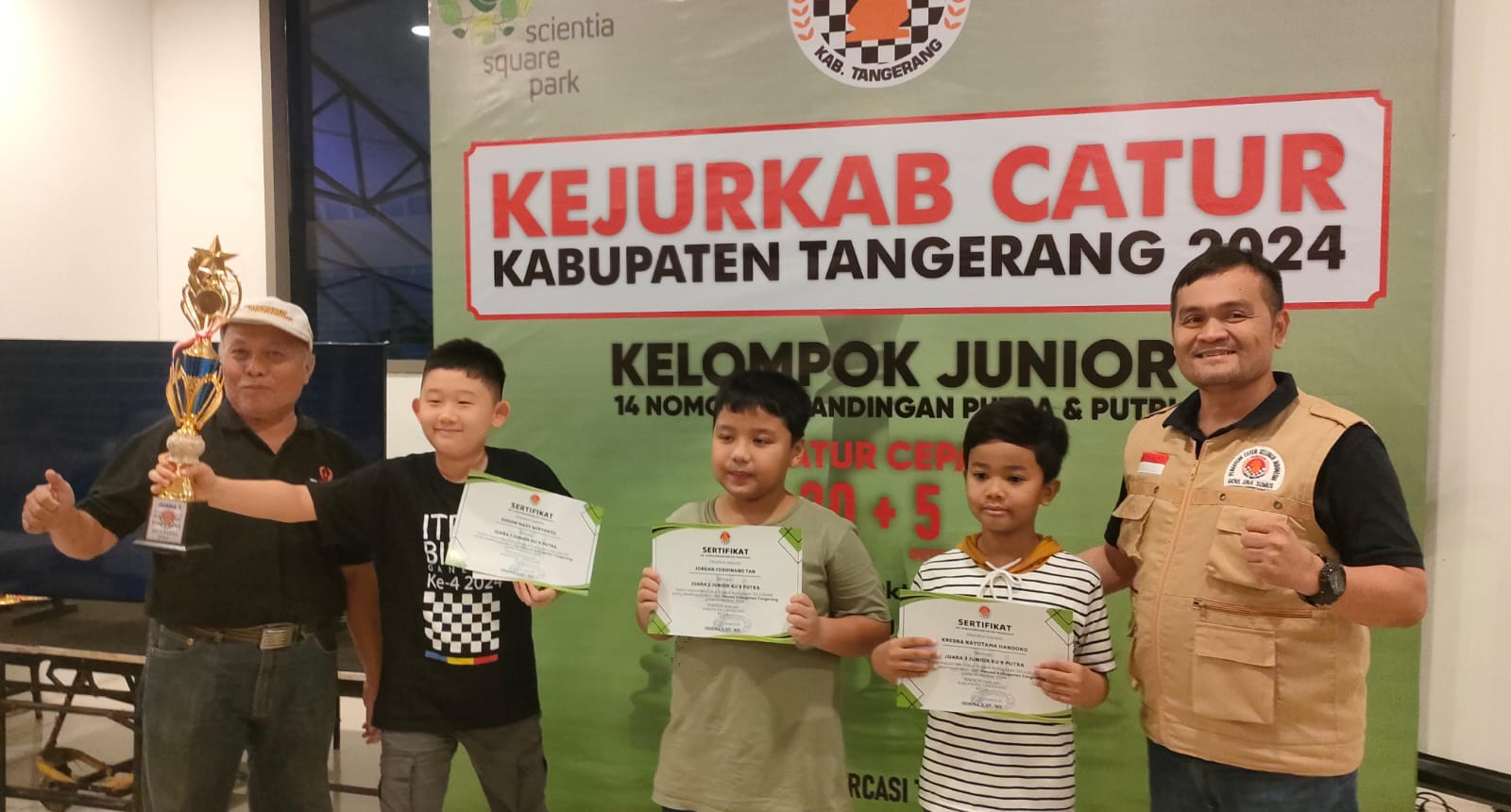 Pengurus Kabupaten Persatuan Catur Seluruh Indonesia (Percasi) Tangerang mengonfirmasi partisipasinya dalam Kejuaraan Catur Provinsi Banten 2024. Kesiapan ini terlihat dari Kejurkab Catur yang diadakan pada 13 Oktober 2024, di Scientia Square Park, di mana lebih dari 70 pecatur junior siap berlaga. Kejurprov Banten akan mempertandingkan 14 nomor untuk berbagai kelompok usia, dengan Kabupaten Tangerang menjadi kontingen terbanyak. Temukan juga daftar juara Kejurkab Catur yang mencakup berbagai kategori usia pada artikel ini.