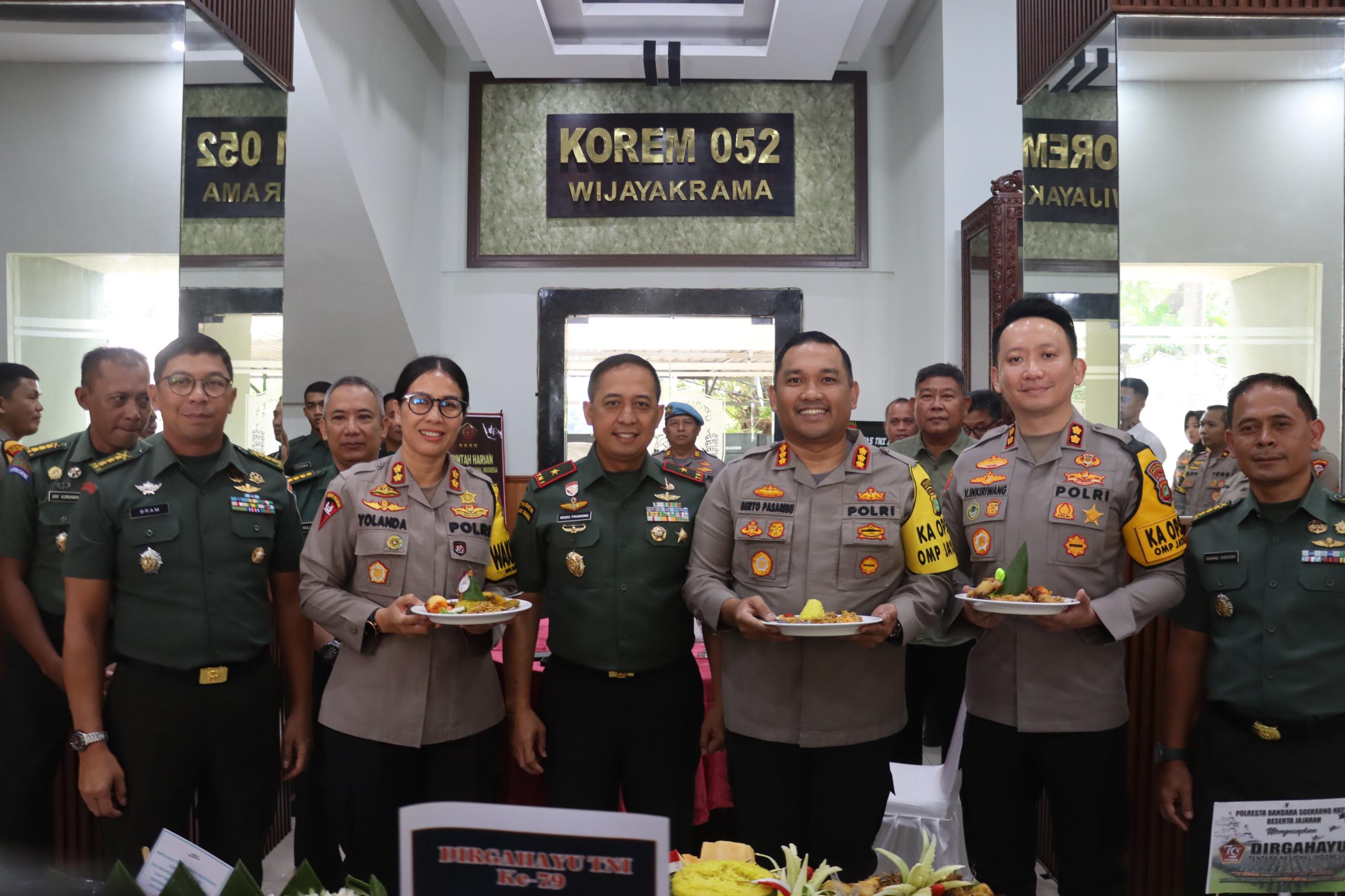 Kapolresta Bandara Soekarno-Hatta (Soetta), Kombes Pol Roberto Pasaribu, bersama dengan jajaran, melakukan kunjungan ke 10 markas Tentara Nasional Indonesia (TNI) yang terletak di sekitar Tangerang dan Jakarta pada hari Senin, 7 Oktober 2024.