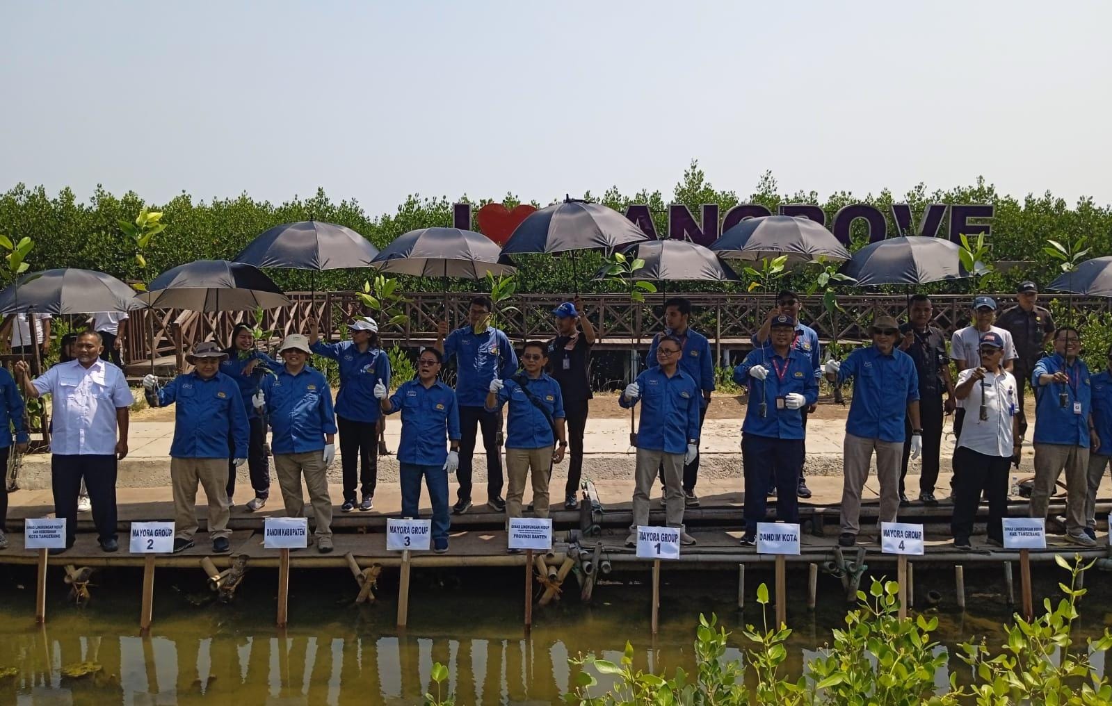 Mayora Group menunjukkan komitmen terhadap lingkungan dengan menanam 7.500 pohon mangrove di pesisir Desa Ketapang, Tangerang. Inisiatif ini bertujuan melindungi ekosistem pantai dan mencegah abrasi laut, serta memberikan manfaat bagi masyarakat sekitar. Dukungan dari pemerintah daerah menguatkan upaya Mayora dalam menjaga kelestarian alam.