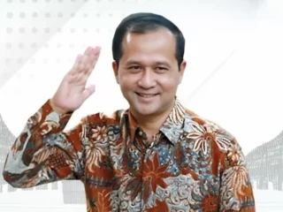 Muhammad Iftitah Sulaiman Suryanegara, tokoh asal Banten yang lahir pada 10 Maret 1977 di Pandeglang, resmi dilantik sebagai Menteri Transmigrasi dalam kabinet Prabowo Subianto dan Gibran Rakabuming Raka. Sebagai purnawirawan TNI Angkatan Darat dan politisi Partai Demokrat, Iftitah memiliki pengalaman luas sebagai pengusaha dan konsultan. Dengan latar belakang pendidikan yang mengesankan dan karir militer yang cemerlang, Iftitah berkomitmen untuk berkontribusi bagi pembangunan Indonesia