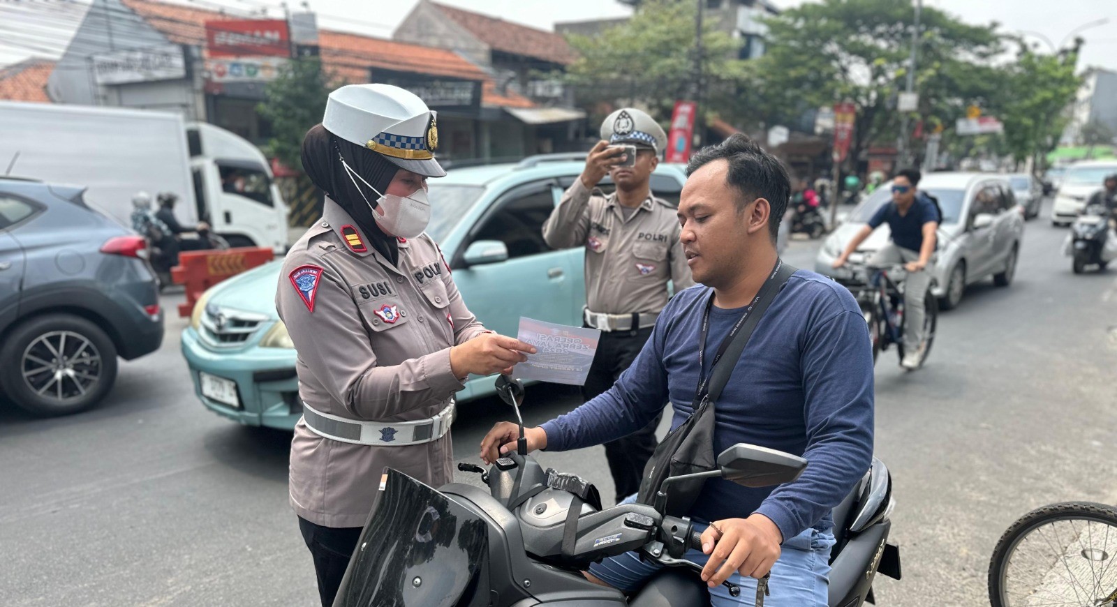 Dalam seminggu pelaksanaan Operasi Zebra Jaya 2024, Polres Tangerang Selatan menindak 256 pelanggar lalu lintas, dengan 46 pelanggaran ditindak melalui E-TLE mobile. Dapatkan informasi mengenai jenis pelanggaran yang paling umum dan himbauan untuk meningkatkan kesadaran masyarakat dalam mematuhi peraturan lalu lintas demi keamanan dan keselamatan berkendara.