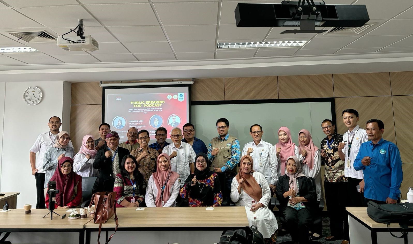 Universitas Multimedia Nusantara (UMN) kembali menyelenggarakan workshop yang bertujuan untuk meningkatkan keterampilan komunikasi bagi aparatur pemerintahan daerah. Acara yang berjudul "Public Speaking for Podcast" ini berlangsung di Kampus UMN, Gedung D, Lantai 10, Ruang 1009, Rabu, 23 Oktober 2024.