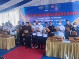 BNNP Banten memusnahkan 111,465 kg ganja hasil pengungkapan kasus di Tangerang Selatan. Kerja sama dengan Bea Cukai Banten mengungkap pengiriman ganja dari Aceh. Tiga tersangka ditangkap, dan barang bukti dimusnahkan dengan metode pembakaran. Ketahui lebih lanjut tentang operasi ini dan upaya BNNP dalam memerangi narkotika