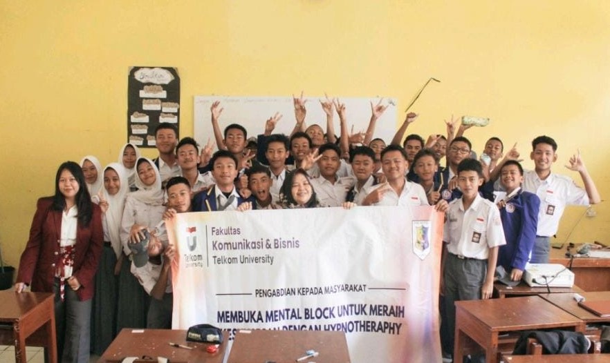 Telkom University sukses menggelar acara Pengabdian Masyarakat di SMK 2 Garut dengan tema 'Membuka Mental Block untuk Meraih Kesuksesan dengan Hypnotherapy'. Kegiatan ini bertujuan mengembangkan kecerdasan emosional siswa, meningkatkan kepercayaan diri, dan membantu mengatasi pikiran negatif melalui pelatihan interaktif dan sesi hipnoterapi. Temukan bagaimana hipnoterapi dapat menjadi alat efektif dalam mencapai cita-cita di artikel ini