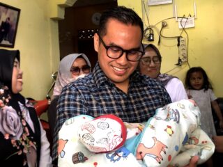 Momen Pilar Tengok & Gendong Bayi yang Lahir dari Ibu Seorang ODGJ