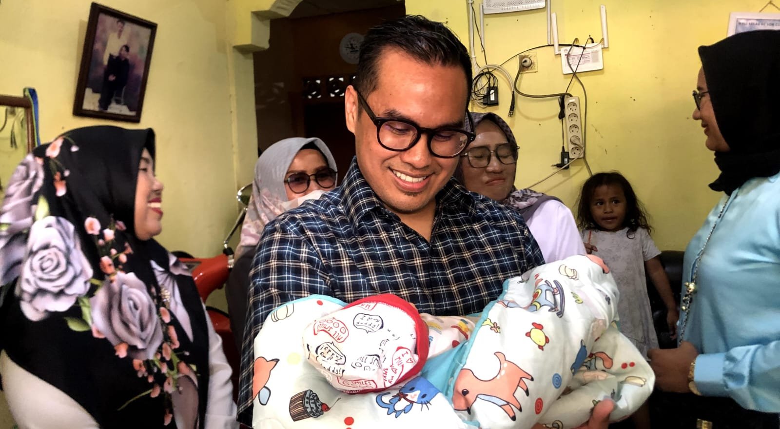 Pilar Saga Ichsan, calon Wali Kota Tangsel, menunjukkan kepedulian dengan mengunjungi dan menggendong seorang bayi laki-laki yang diduga lahir dari ibu dengan Orang Dengan Gangguan Jiwa (ODGJ) di Rawa Mekar Jaya, Serpong. Dengan penuh kasih, Pilar berharap bayi bernama Abdullah ini mendapatkan perhatian dan kasih sayang orang tua melalui adopsi dan perlindungan dari kader kesehatan setempat