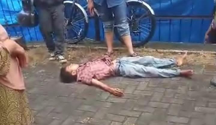 Seorang pria berinisial F (30) yang diduga mengalami gangguan jiwa (ODGJ) nekat melompat dari atas flyover Ciputat, Tangerang Selatan, pada Senin, 14 Oktober 2024.