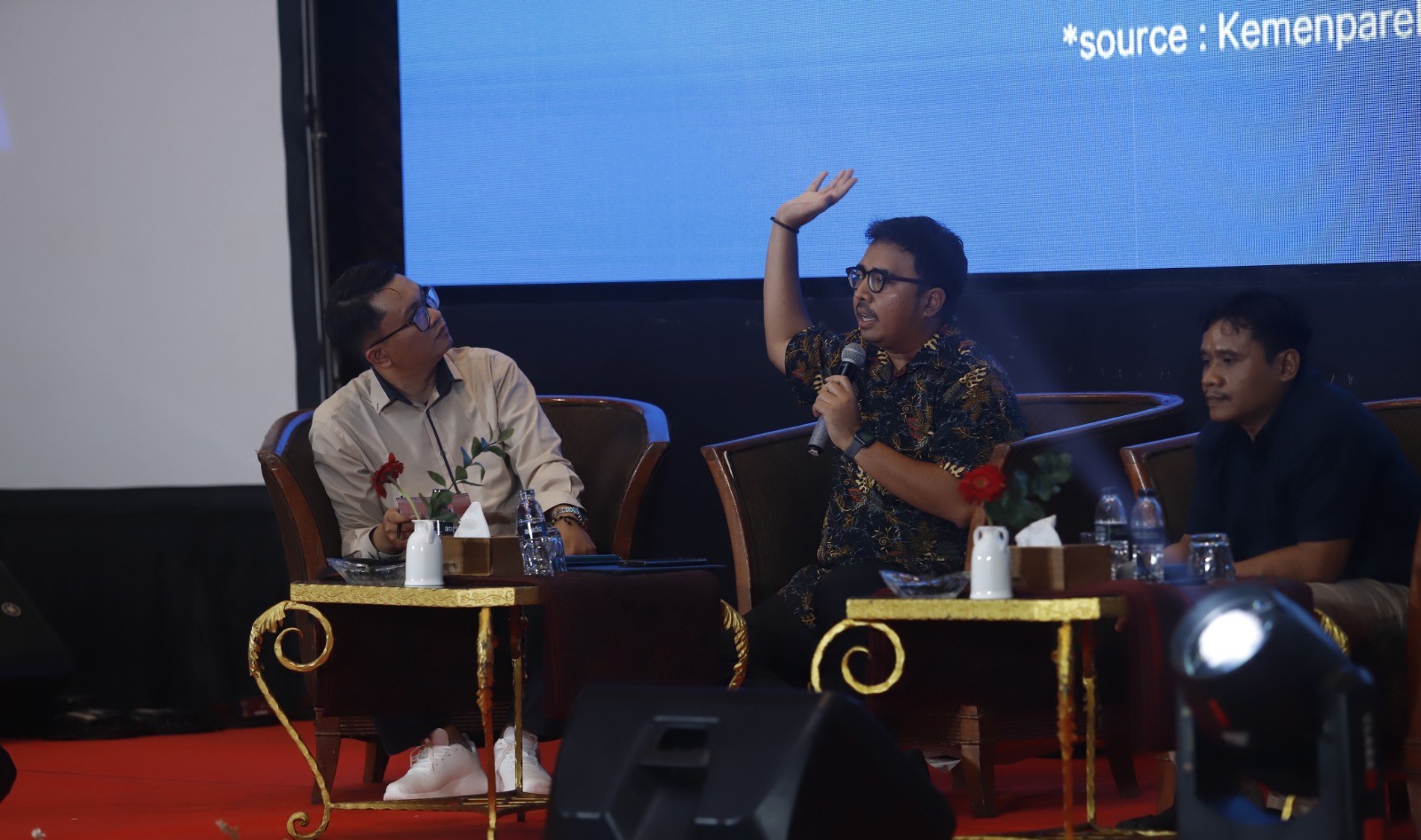 Ikuti perjalanan Reza Permadi, pemenang SATU Indonesia Awards 2023, dalam mengembangkan potensi desa wisata di Indonesia melalui digitalisasi dan kolaborasi dengan komunitas lokal. Temukan bagaimana programnya membantu meningkatkan pendapatan desa dan peran media dalam mempromosikan desa wisata. Selain itu, ikuti Lomba Foto dan Anugerah Pewarta Astra 2024 yang mengajak masyarakat berkontribusi pada keberlanjutan Indonesia.