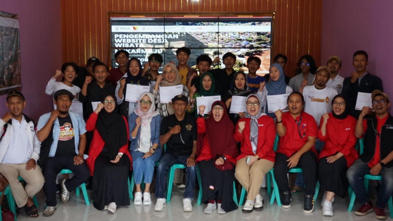 Telkom University meluncurkan program pengabdian masyarakat di Desa Mekarmaju, Ciwidey, fokus pada pengembangan konten website untuk meningkatkan literasi digital dan mempromosikan kekayaan budaya lokal, khususnya tradisi pandai besi. Program ini melibatkan dosen dan mahasiswa, serta memberikan pelatihan pemasaran untuk memberdayakan masyarakat dan mendukung ekonomi kreatif desa.
