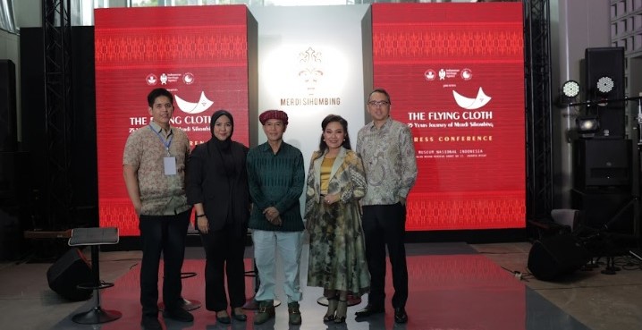 Make Over, brand kecantikan terkemuka Indonesia, berpartisipasi dalam pameran The Flying Cloth untuk merayakan 25 tahun karya desainer Merdi Sihombing. Acara ini berlangsung di Museum Nasional Indonesia pada 11-24 November 2024, menampilkan nilai budaya, keberlanjutan, dan pemberdayaan masyarakat. Dengan dukungan penuh untuk model dan pendukung acara, Make Over mengedepankan kecantikan sebagai hak semua perempuan, sambil merayakan keunikan dan keragaman budaya Nusantara. Ikuti berbagai workshop dan seminar yang mengedukasi tentang pewarnaan alami dan dampak fashion terhadap lingkungan. Datang dan rasakan keindahan yang terwujud dalam setiap karya!