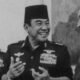 Artikel ini membahas tentang pengaruh De-Soekarnoisasi terhadap interpretasi Pancasila dan nilai-nilai keadilan sosial di Indonesia. Dengan menelusuri sejarah Pancasila yang dicetuskan oleh Soekarno, penulis mengungkapkan dampak negatif dari penghapusan ideologi Marhaenisme dan bagaimana ketimpangan sosial semakin meluas pasca-Orde Baru. Meskipun Era Reformasi membawa perubahan, jejak De-Soekarnoisasi masih terasa dalam berbagai aspek kehidupan masyarakat Indonesia