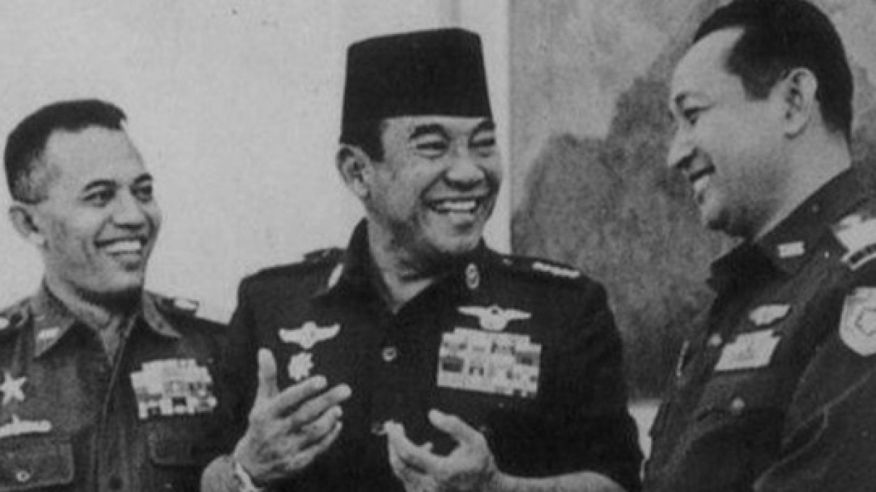 Artikel ini membahas tentang pengaruh De-Soekarnoisasi terhadap interpretasi Pancasila dan nilai-nilai keadilan sosial di Indonesia. Dengan menelusuri sejarah Pancasila yang dicetuskan oleh Soekarno, penulis mengungkapkan dampak negatif dari penghapusan ideologi Marhaenisme dan bagaimana ketimpangan sosial semakin meluas pasca-Orde Baru. Meskipun Era Reformasi membawa perubahan, jejak De-Soekarnoisasi masih terasa dalam berbagai aspek kehidupan masyarakat Indonesia