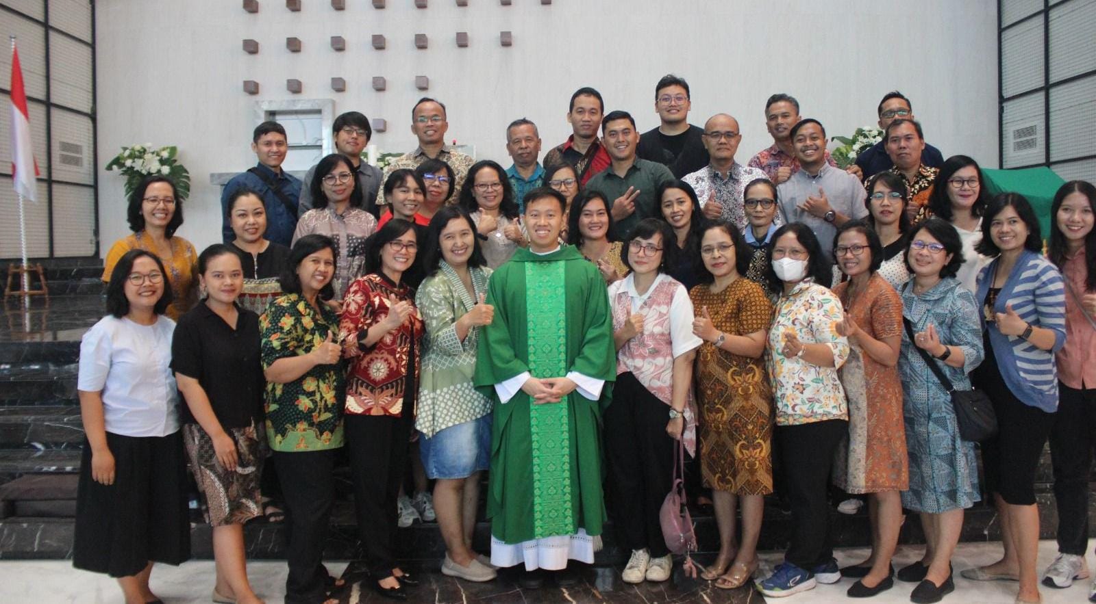 Abraham Garuda Laksono, tokoh muda dari Tangerang, kembali bertemu dengan guru-guru SD-nya untuk menyuarakan aspirasi kesejahteraan tenaga pendidik. Dalam pertemuan di Gereja St. Perawan Maria, Abraham berkomitmen untuk memperjuangkan kesejahteraan dan kebijakan pendidikan di Tangerang, serta mendukung forum bagi guru honorer untuk mengekspresikan kebutuhan mereka