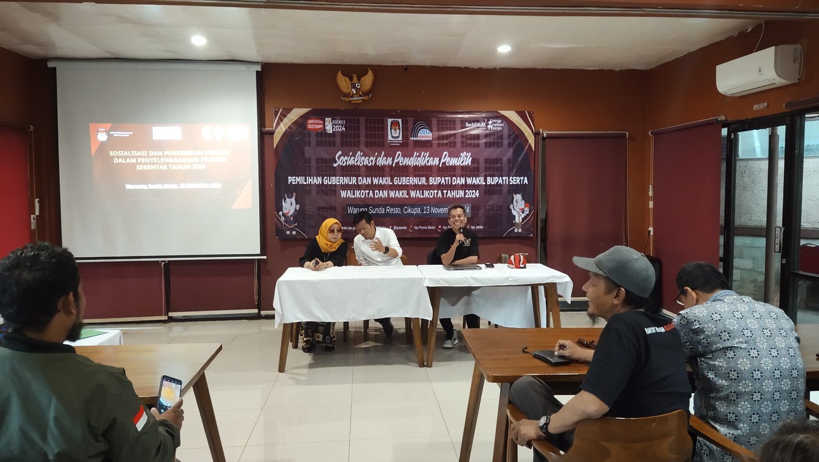 Jelang pemungutan suara Pilkada Banten 2024, alumni Sekolah Demokrasi Tangerang yang terhimoun dalam Komunitas Demokrasi (Kode) Tangerang untuk mendorong partisipasi masyarakat dan mengawasi pelaksanaan pemilihan. Dalam acara silaturahmi di Cikupa, mereka menegaskan komitmen untuk menjaga marwah demokrasi, meningkatkan kesadaran politik, dan menolak praktik politik uang. Dengan pendidikan tentang pentingnya demokrasi dan tata kelola pemerintahan, alumni bertekad menyukseskan pemilihan yang transparan dan adil.